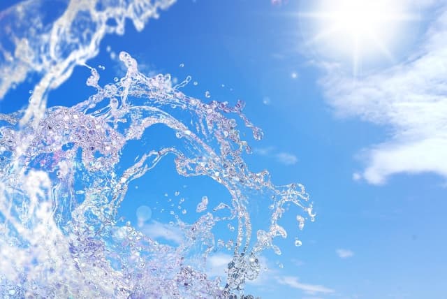 太陽と水の画像