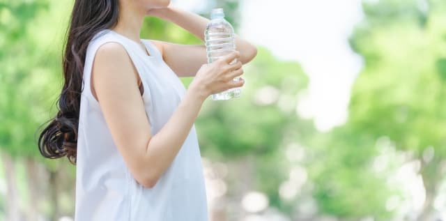 水を飲む女性