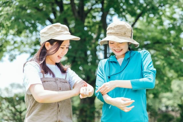 山で家に刺されなかった笑顔の女性たち