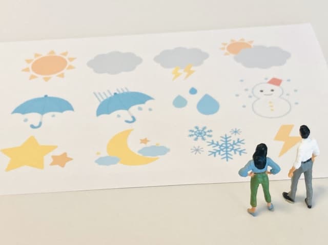 天気を前に考える男女