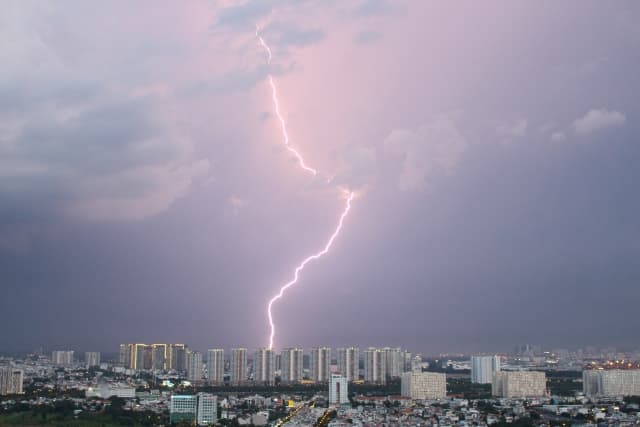 ビル群に落ちる雷